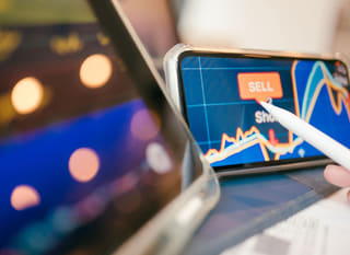 På flere markeder analyserer en trader Bitcoin, Ethereum og forex-optioner